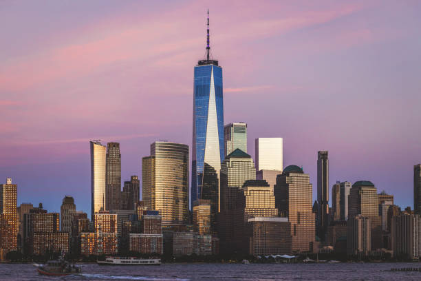 freedom tower und lower manhattan von new jersey - lower manhattan skyline new york city city stock-fotos und bilder