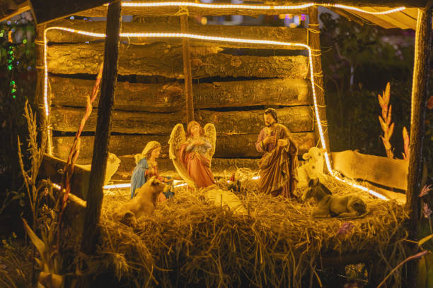 scena della nascita di gesù, con figure come gesù, maria, giuseppe, angeli e alcuni animali. presepe con figure colorate a mano. scena di natale - jesus christ cross old statue foto e immagini stock