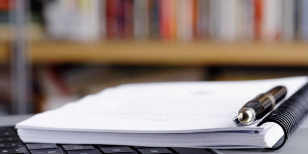 Cтоковое фото Крупный план ноутбука и ноутбука в библиотеке
