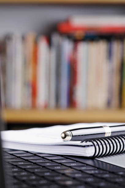 Gros plan d’un ordinateur portable et d’un ordinateur portable à la bibliothèque - Photo