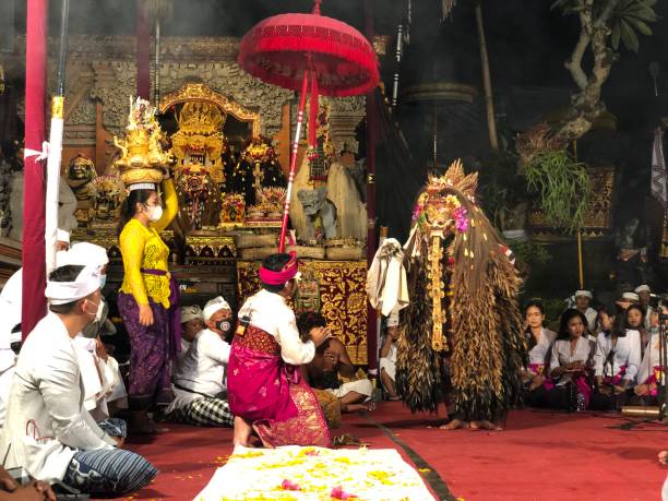 балийский священный танец рангда - rangda стоковые фото и изображения