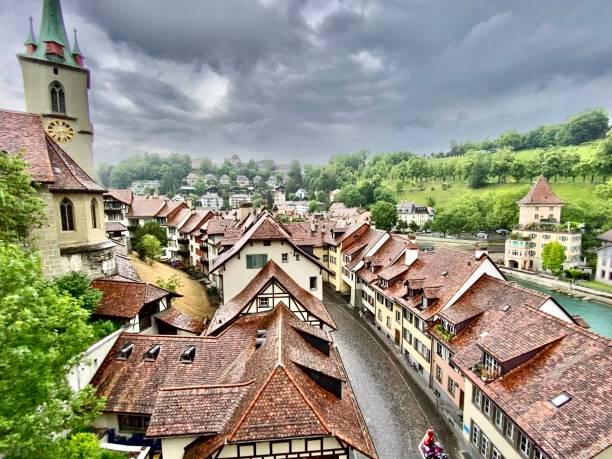 2:28 liest das zifferblatt auf dem uhrturm des berner münsters aus dem 15. jahrhundert in der berner altstadt - ein kulturgut von nationaler bedeutung. - lake thun swiss culture switzerland berne stock-fotos und bilder