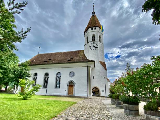 4:20 legge il quadrante dell'orologio sulla torre medievale del 14 ° secolo chiesa cittadina di thun (stadtkirche) - thun, svizzera. - lake thun swiss culture switzerland berne foto e immagini stock