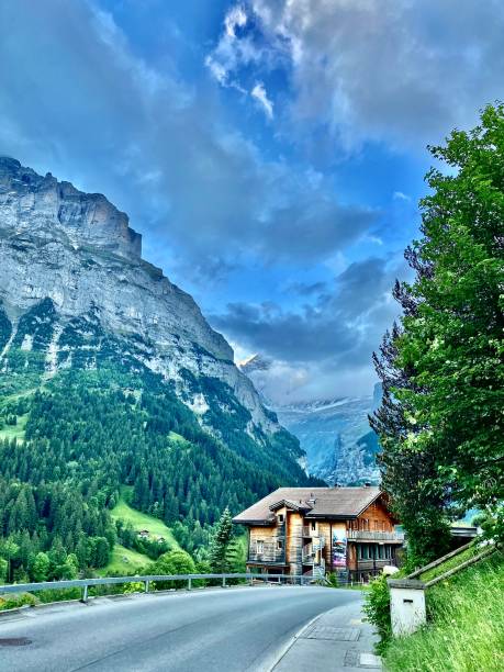el pueblo suizo de grindelwald se encuentra a la sombra del glaciar eiger y lower grindelwald. - eiger switzerland mountain sport fotografías e imágenes de stock