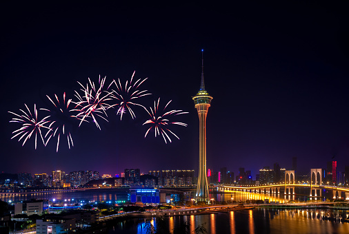 Colorful fireworks rose from Nam Van Lake and bloomed beside the Macau Tower as well as West Bay Bridge.