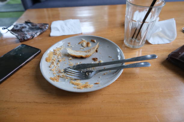 パン粉、フォーク、ナイフが横にある汚れた皿。 - plate crumb dirty fork ストックフォトと画像