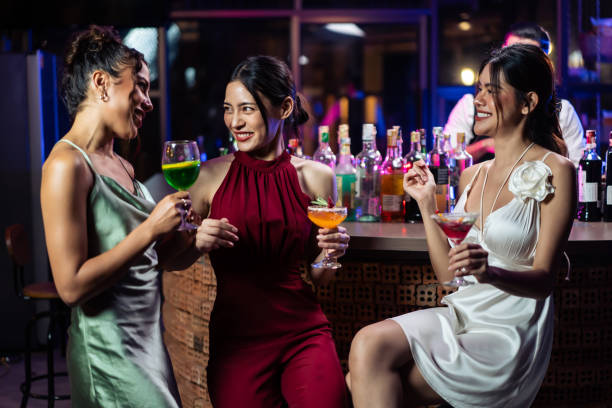 azjatyckie piękne kobiety bawiące się, tańczące przy muzyce w restauracji barowej. atrakcyjna młoda dziewczyna przyjaciółki czują się szczęśliwe i relaksują się na imprezie, piciu alkoholu na imprezie w klubie nocnym. - friendship relaxation cocktail nightclub zdjęcia i obrazy z banku zdjęć