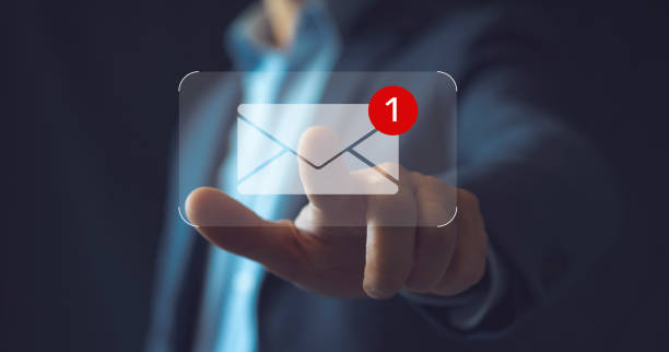 novo conceito de notificação por e-mail para comunicação por e-mail empresarial e marketing digital. caixa de entrada recebendo alerta de mensagem eletrônica. pessoas de negócios tocam no e-mail na tela virtual. tecnologia de internet - caixa de entrada de correio eletrónico - fotografias e filmes do acervo