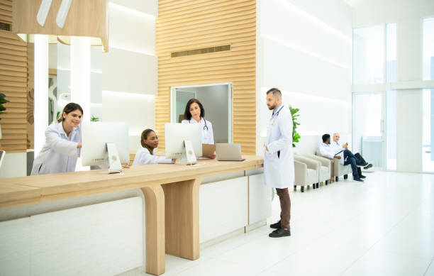 o conjunto médico do hospital vai sentar e conversar, trocar ideias e descansar na sala de descanso do médico. antes de lançar a seguinte missão - entrance test - fotografias e filmes do acervo