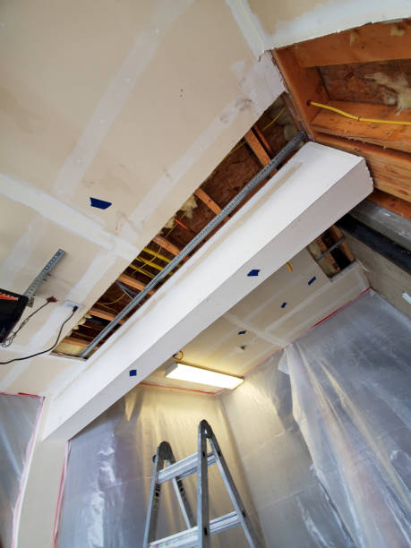 上階からの水道管破損の影響を受けた天井 - restoring damaged water house ストックフォトと画像