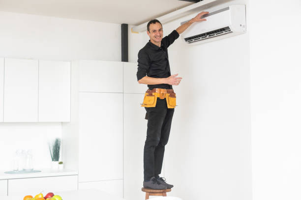 istock Male technician cleaning air conditioner indoors 1463366339