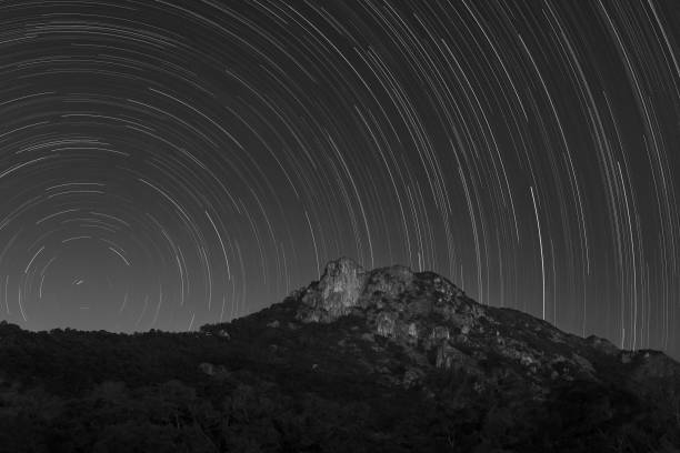 Szlak gwiazd nad naturalnym punktem orientacyjnym Lion Rock w Hongkongu – zdjęcie