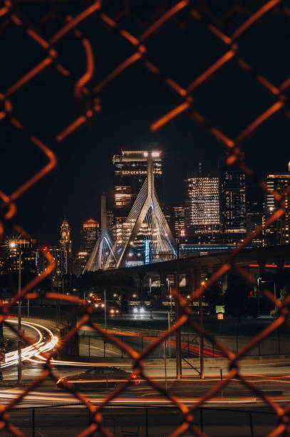 火格子からのボストンレナードp.ザキムバンカーヒル記念橋の美しい夜景 - leonard p zakim bunker hill memorial bridge ストックフォトと画像