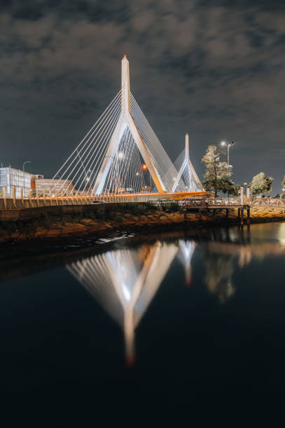 ボストンレナードp.ザキムバンカーヒル記念橋の美しい夜景 - leonard p zakim bunker hill memorial bridge ストックフォトと画像