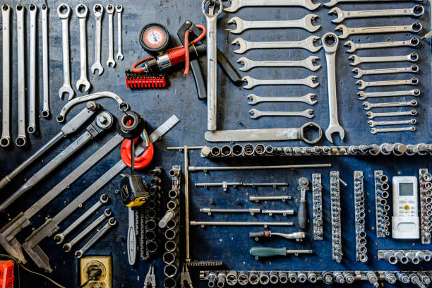 varias herramientas dentro del servicio automático. - drill equipment dirty work tool fotografías e imágenes de stock