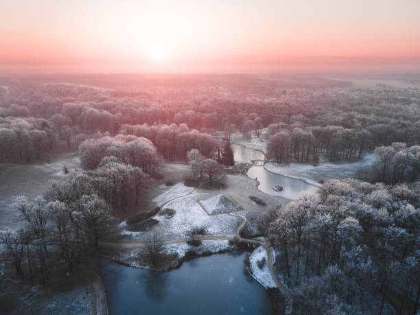 widok z lotu ptaka na park branitz z piramidą i jeziorem w okresie zimowym w cottbus, niemcy - cottbus zdjęcia i obrazy z banku zdjęć