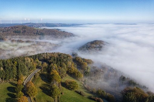 Vista aérea de una carretera a través de la niebla photo