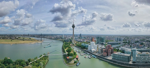 Vista aérea de Düsseldorf entre el río y la ciudad photo