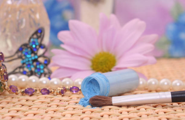 flache fokusaufnahme des parfüms und schmucks mit blumen und schmuckschatulle - pink perfume bracelet necklace stock-fotos und bilder
