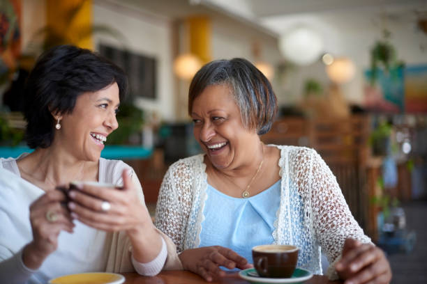 café, amigos y mujeres mayores con café sonríen, relájese y juntos para pasar tiempo de calidad, conversar y charlar socialmente. mujer feliz, jubilada y anciana riendo, hablando y bebiendo en el restaurante - 50 days old fotografías e imágenes de stock