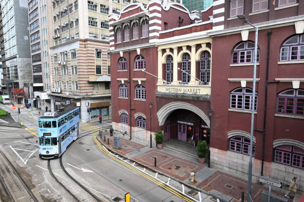 vue de la rue dans le marché occidental et tramway, central district, hong kong. - hong shopping night skyline photos et images de collection