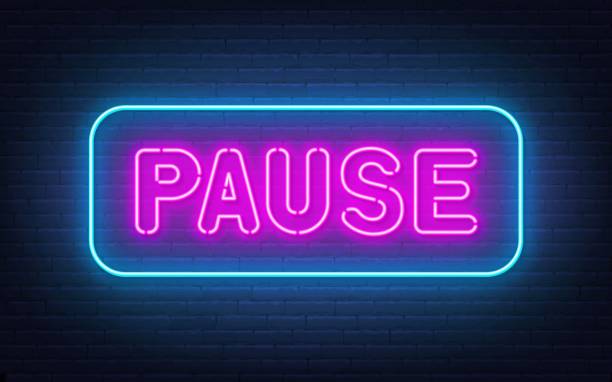 zatrzymaj neon na tle ceglanej ściany. - pause button stock illustrations