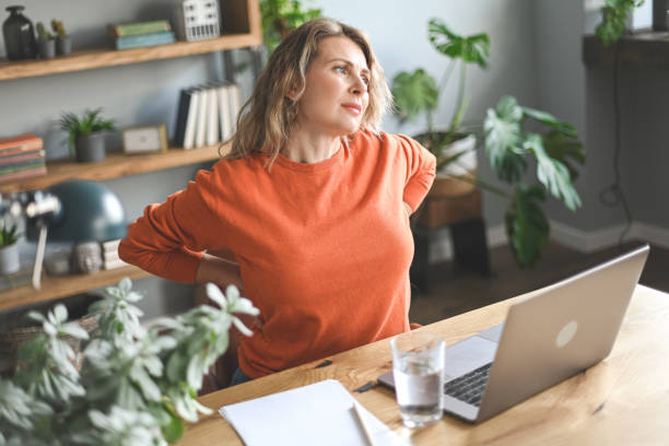 mature adult woman - dor de costas imagens e fotografias de stock