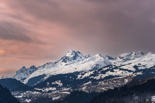 스위스에서 산의 아름다운 풍경 - landscape laax graubunden canton switzerland 뉴스 사진 이미지