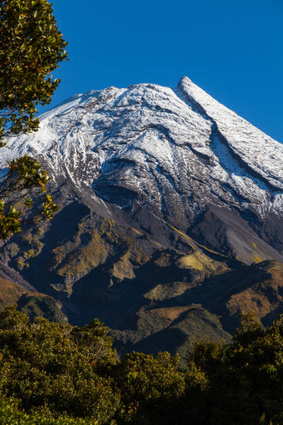 wunderschöne landschaftsansicht des taranaki mountain egmont taranaki stratford in neuseeland - new zealand landscape taranaki mountain stock-fotos und bilder