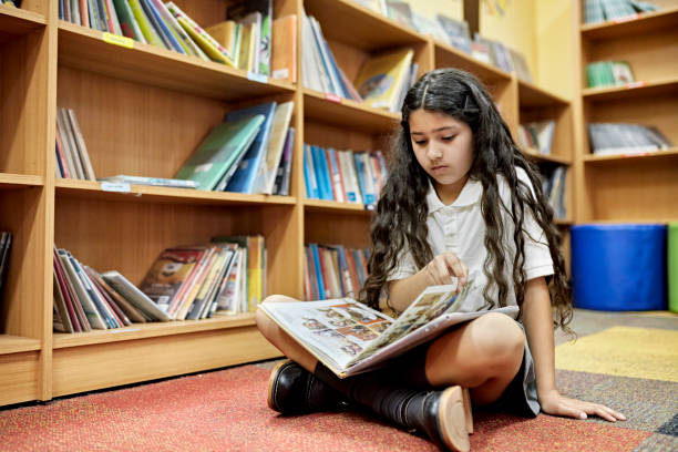 Młody latynoski student czytający powieść graficzną – zdjęcie