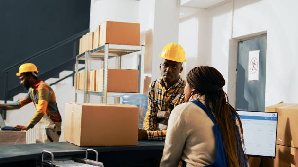 istock Team of workers planning shipment for retail store 1463409748