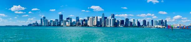 großes panoramafoto der skyline / des hafens von miami von der bucht aus gesehen an einem sonnigen tag mit luxusbooten - brickell key stock-fotos und bilder