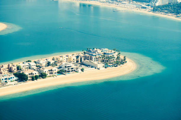 Close up view of luxury homes and villas on the palm jumeirah islands , vacation destination homes real estate in Dubai Close up view of luxury homes and villas on palm jumeirah islands , vacation destination homes real estate in Dubai jumeirah stock pictures, royalty-free photos & images