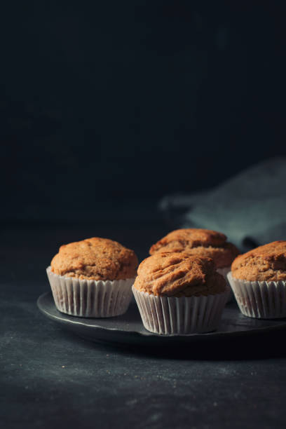 deliziosi muffin di banana vegani fatti in casa da vicino. - vegan food cake muffin chocolate foto e immagini stock