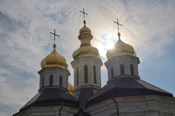 pozłacane kopuły starożytnej cerkwi na tle nieba. kościół katarzyny – funkcjonujący kościół w czernihowie na ukrainie. styl barokowy. ukraińska architektura. - czernichów zdjęcia i obrazy z banku zdjęć