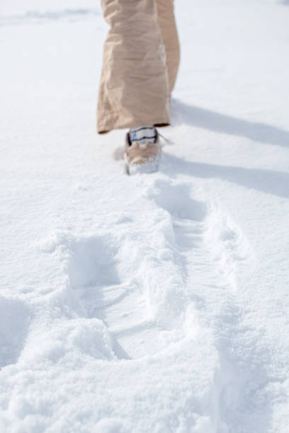 marcher dans la neige - apres ski snow mountain loneliness photos et images de collection