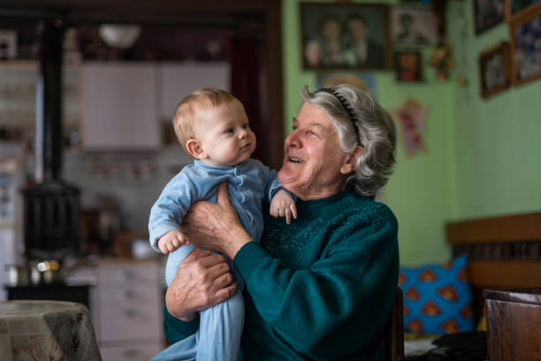 zeit mit uroma verbringen. - great grandmother stock-fotos und bilder