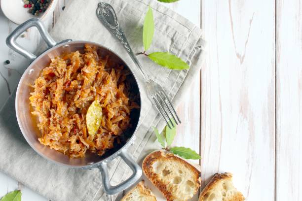 bigos - chou végétarien cuit sur la table. - polish bread photos et images de collection