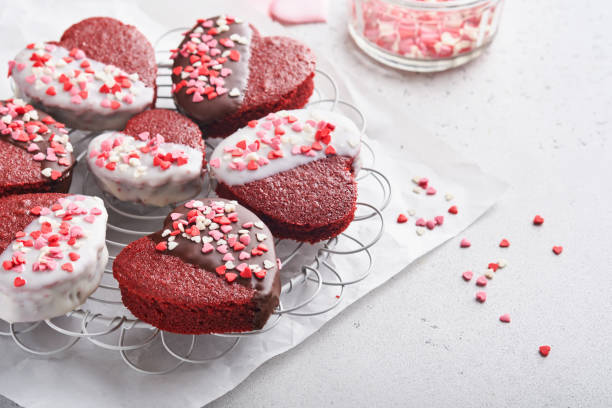 valentines day. red velvet or brownie cookies on heart shaped in chocolate icing on a pink romantic background. dessert idea for valentines day, mothers or womens day. tasty homemade dessert cake - valentine candy fotos imagens e fotografias de stock