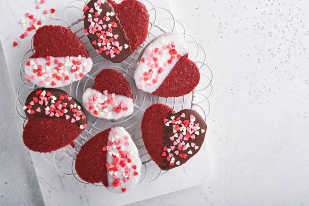 valentines day. red velvet or brownie cookies on heart shaped in chocolate icing on a pink romantic background. dessert idea for valentines day, mothers or womens day. tasty homemade dessert cake - valentine candy imagens e fotografias de stock