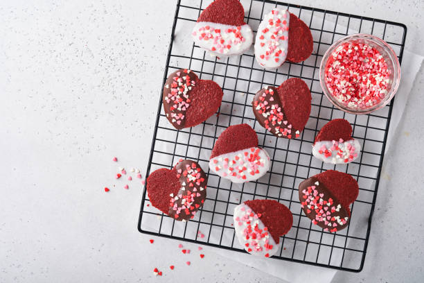 valentines day. red velvet or brownie cookies on heart shaped in chocolate icing on a pink romantic background. dessert idea for valentines day, mothers or womens day. tasty homemade dessert cake - valentine candy imagens e fotografias de stock
