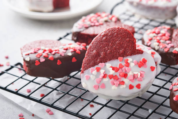 dia dos namorados. biscoitos vermelhos de veludo ou brownie em forma de coração em cobertura de chocolate em um fundo romântico rosa. ideia de sobremesa para o dia dos namorados, dia das mães ou da mulher. saboroso bolo de sobremesa caseiro - valentine candy - fotografias e filmes do acervo