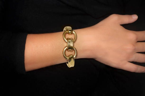 arm einer dame mit armband - chunky jewelry stock-fotos und bilder