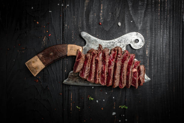 バーベキュードライ熟成和牛ポーターハウスステーキ、ミディアムレアビーフステーキのグリル、スパイスを添えて古い肉屋に添えます。スライス。ロングバナー形式、上面図 - aging process beef old dry ストックフォトと画像