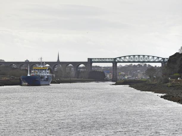 río boyne - railroad crossing bridge river nautical vessel fotografías e imágenes de stock