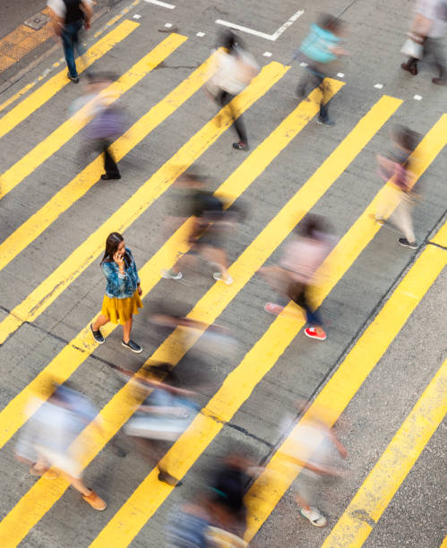 スローモーションの都市横断歩道 - crosswalk crowd activity long exposure ストックフォトと画像