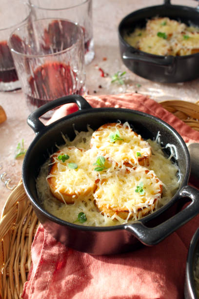 onion soup with croutons and cheese. - bay leaf healthy eating food and drink red imagens e fotografias de stock