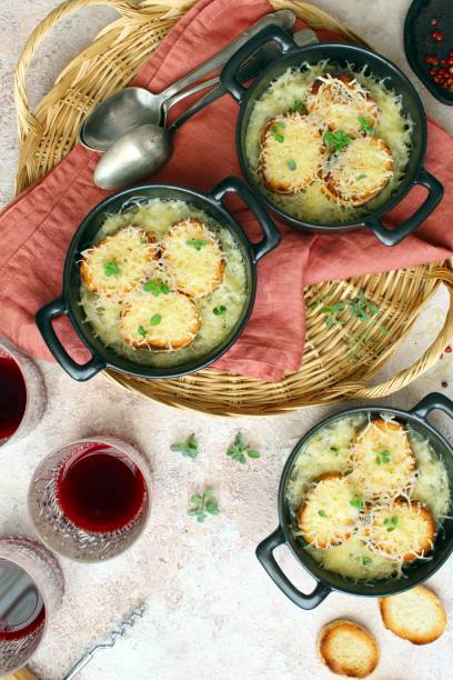 onion soup with croutons and cheese. - bay leaf healthy eating food and drink red imagens e fotografias de stock