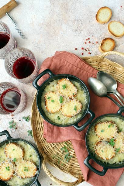 onion soup with croutons and cheese. - bay leaf healthy eating food and drink red imagens e fotografias de stock