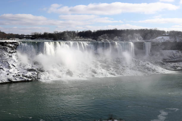 cascate americane dalle cascate del niagara canadesi in inverno - bridal veil falls niagara foto e immagini stock